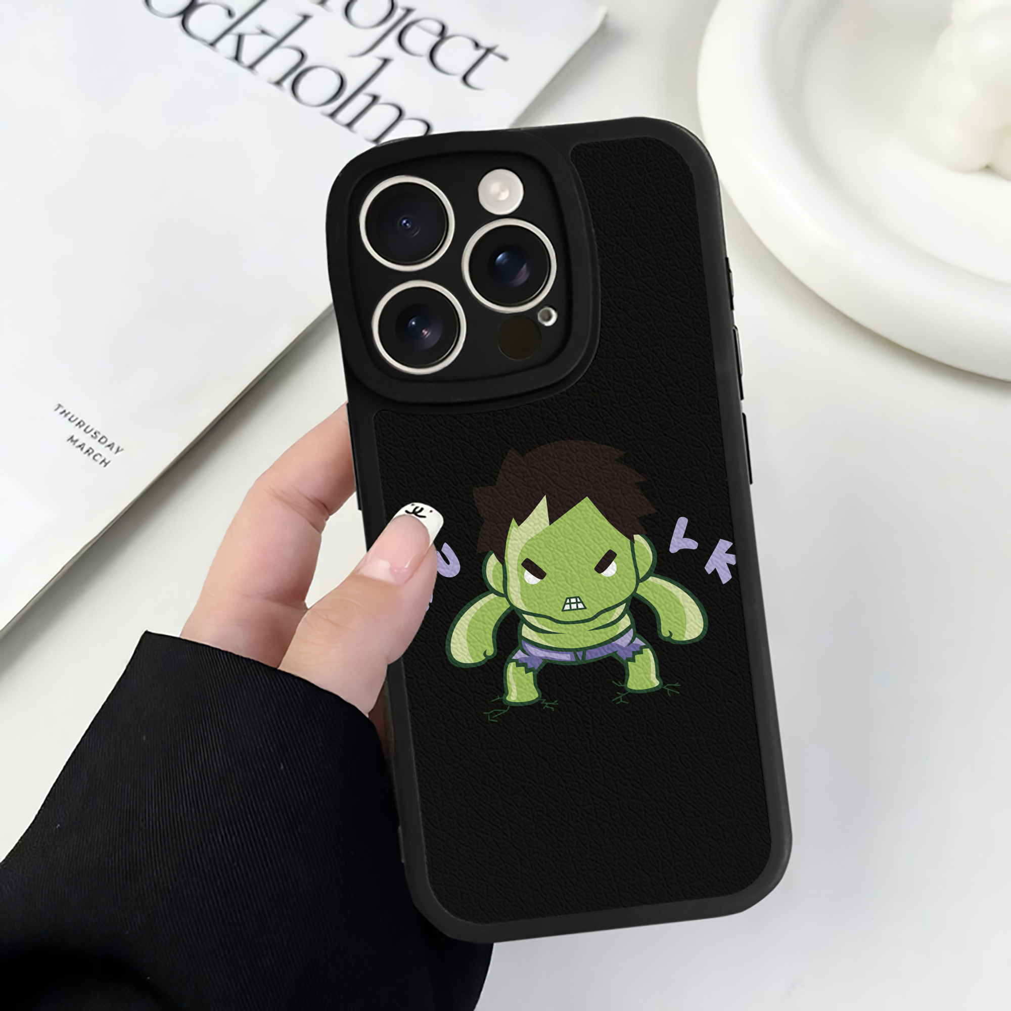 （画像用） アベンジャーズ The Avengers 【iPhone 16シリーズ対応】シリコンスマホケース（レザー調） 材質：シリコン